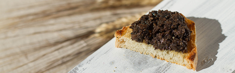 tartufo lucano fresco su tagliere di legno